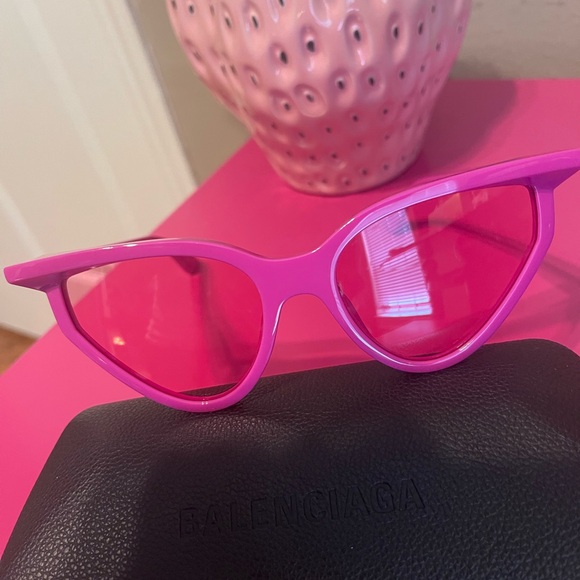 Balenciaga Pink Cat-Eye Sunglasses with Sleek Design main image 8
